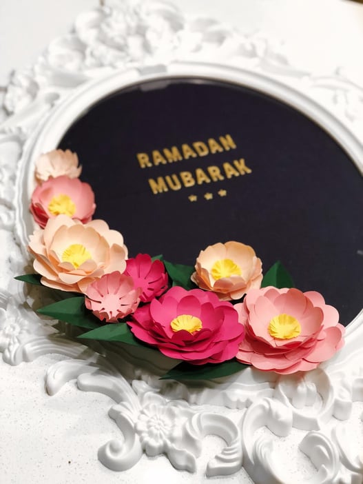 How-to-make-a-Ramadan-paper-flower-wreath