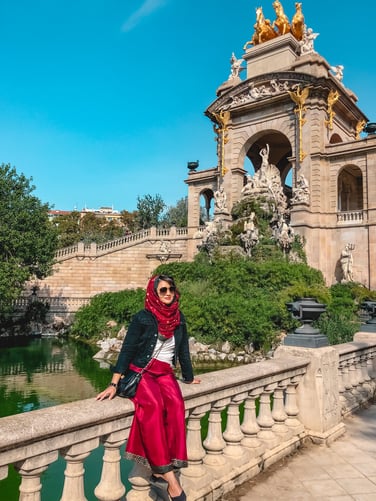 Muslim travel blogger posing at Parc de la Ciutadella