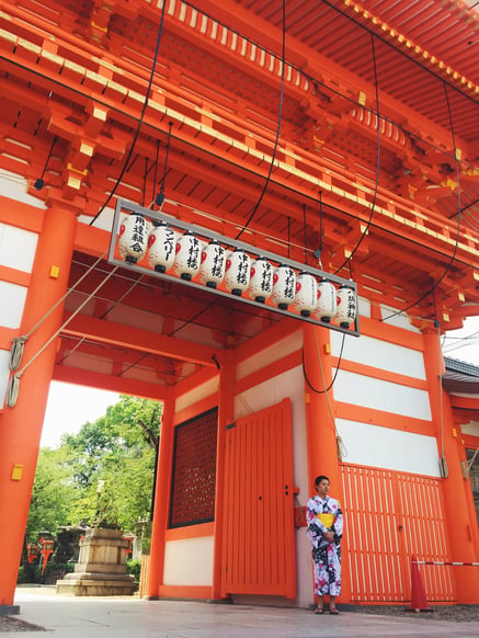 Muslim-halal-travel-Kyoto-Yasaka-Shrine-Entrance.jpg