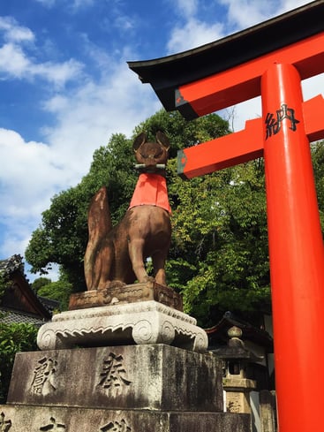 Muslim-travel-tips-Kyoto-Fushimi-Inari-Shrine-fox-statue.jpg