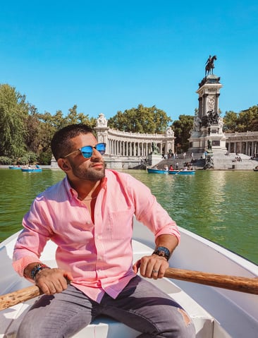 El Retiro Park lake row boat