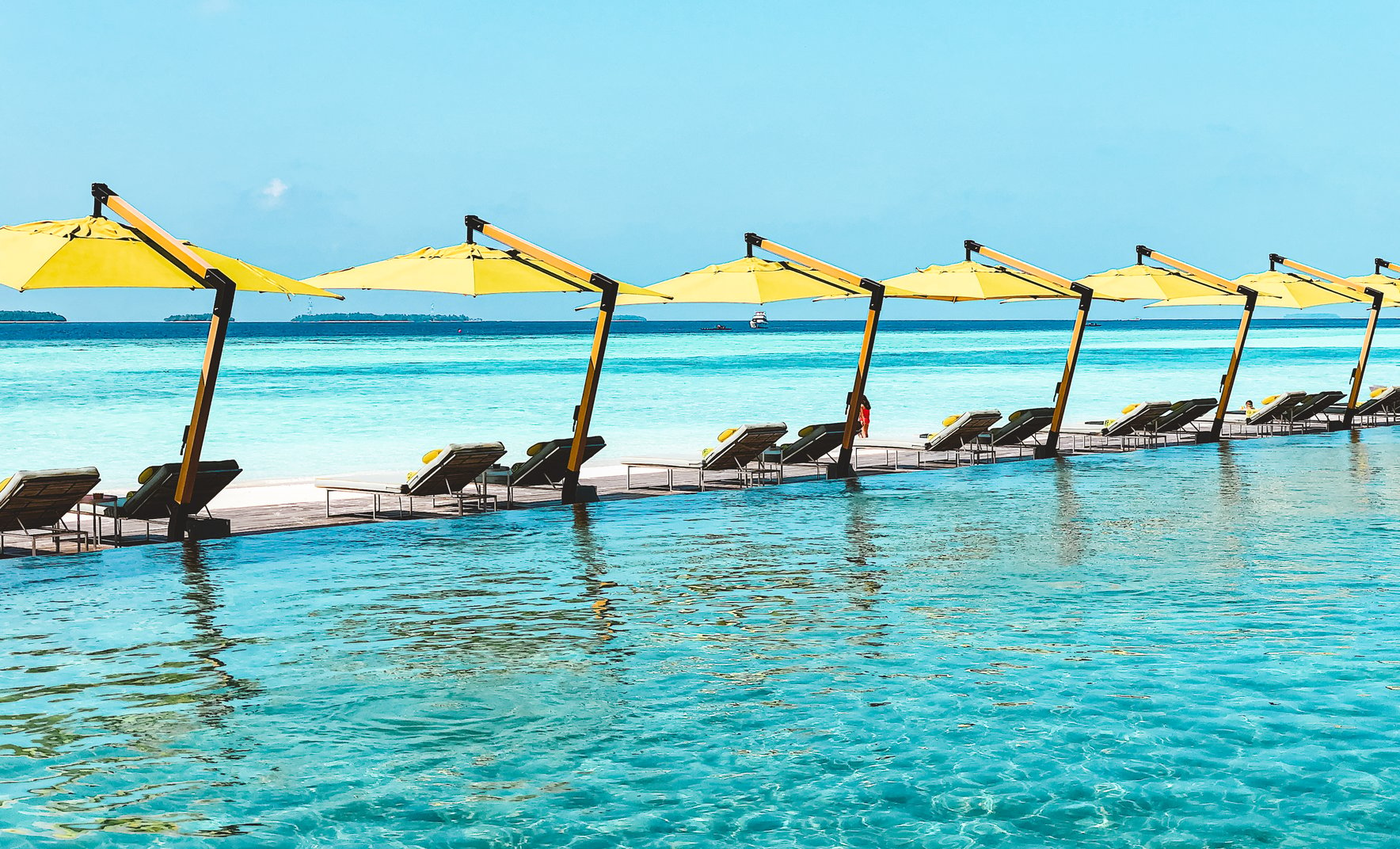Muslim-travel-blogger-Maldives-infinity-pool