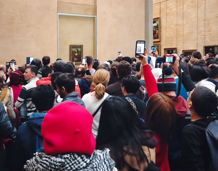 Crowd beside Mona Lisa painting at Louvre